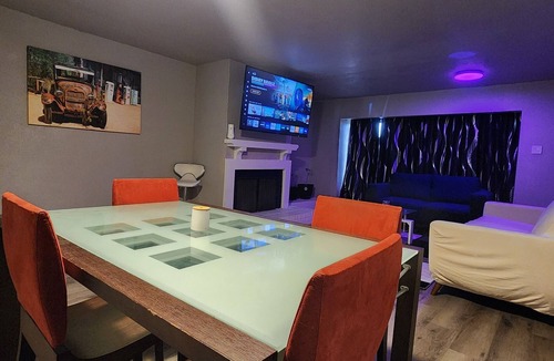 Las Colinas Condo | Modern 3-Story Retreat near Toyota Music Factory & Lake Carolyn