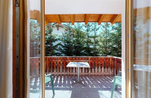 Madulain Apartment | Modern 3½ room flat on the ground floor, approx.