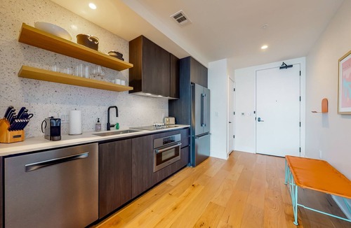 Rainey Street Historic District Condo | Modern, 31st-floor studio with amazing lake view, balcony, rooftop pool, & gym