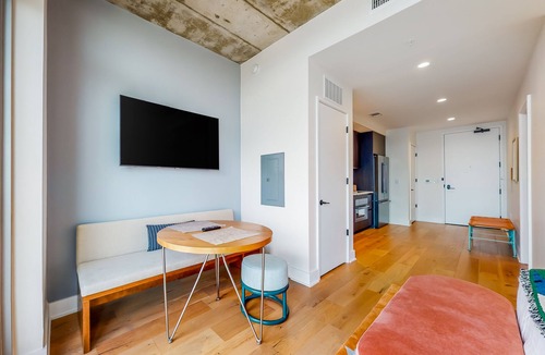 Rainey Street Historic District Condo | Modern, 31st-floor studio with amazing lake view, balcony, rooftop pool, & gym