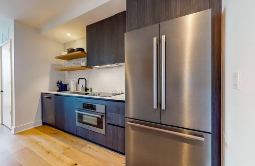 Rainey Street Historic District Condo | Modern, 31st-floor studio with amazing lake view, balcony, rooftop pool, & gym