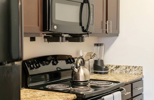Southside Apartment | Modern 3B Resort Retreat 20 min to City Center