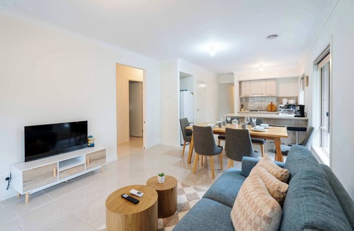 Doreen House | Modern 3B2B1C Home in Doreen