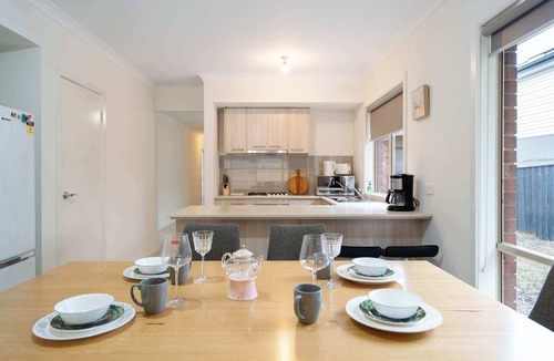 Doreen House | Modern 3B2B1C Home in Doreen