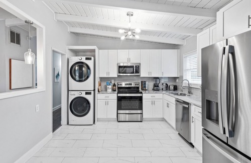 Chamblee House | Modern 3Bd 2Ba Firepit-Sleeps 8 King Bed