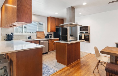 Southeastern Sacramento House | Modern 3BD/2BA Retreat-Walk to Sac State/American River, Near Downtown
