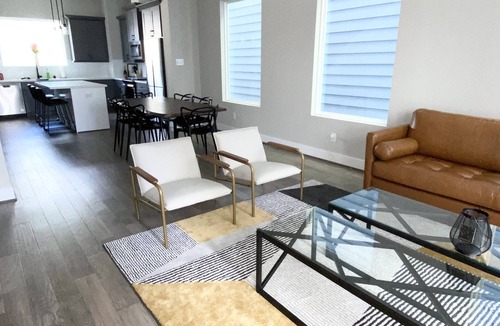 Lawndale/ Wayside House | Modern 3BD/3.5BA Near Downtown & Airport