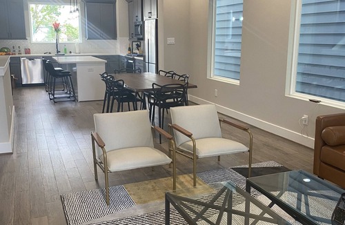 Lawndale/ Wayside House | Modern 3BD/3.5BA Near Downtown & Airport