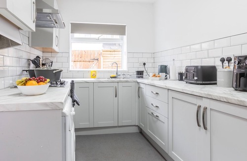 Swinton House | Modern 3BD House Manchester - Free Parking &…