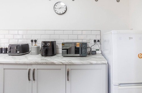 Swinton House | Modern 3BD House Manchester - Free Parking &…