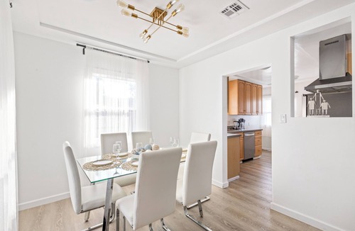 Burbank House | Modern 3BD Oasis with Pool-Jacuzzi, in Hollywood, Near Universal Studios