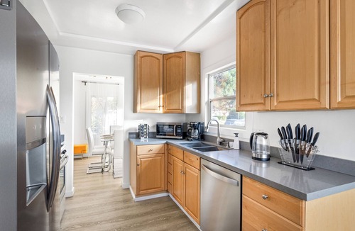 Burbank House | Modern 3BD Oasis with Pool-Jacuzzi, in Hollywood, Near Universal Studios