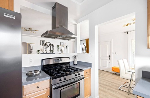 Burbank House | Modern 3BD Oasis with Pool-Jacuzzi, in Hollywood, Near Universal Studios