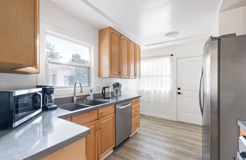 Burbank House | Modern 3BD Oasis with Pool-Jacuzzi, in Hollywood, Near Universal Studios