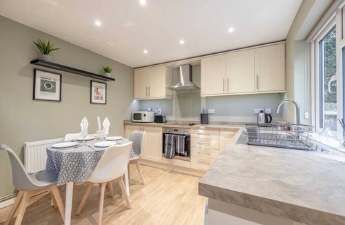 Swallowfield House | Modern 3Bed Moat house - Private Parking