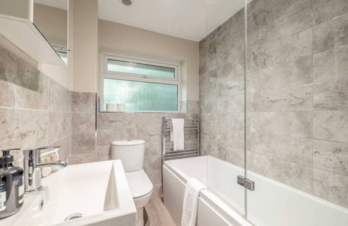 Swallowfield House | Modern 3Bed Moat house - Private Parking