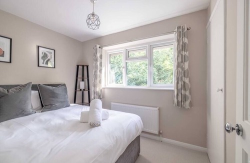 Swallowfield House | Modern 3Bed Moat house - Private Parking