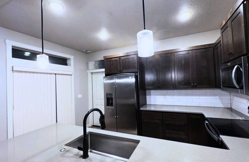 Morningside House | Modern 3Bedroom-King's Private Master Room with Stylish Private Bathroom