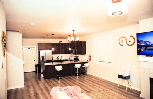 Morningside House | Modern 3Bedroom-King's Private Master Room with Stylish Private Bathroom