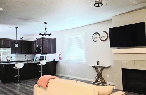 Morningside House | Modern 3Bedroom-King's Private Master Room with Stylish Private Bathroom