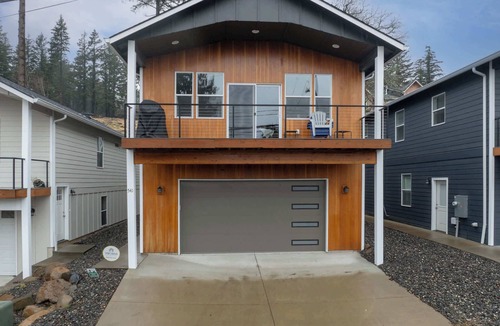 Stevenson Condo | Modern 3BR/2.5BA | Cascade Views | Trails
