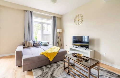 Whitby House | Modern 3BR 2.5BA Townhome, 2 min to the Beach, BBQnn