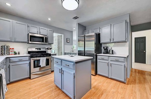 Gracywoods House | Modern 3BR 2BA Home in Vibrant Austin w Pool