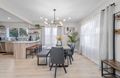 South Delridge House | Modern 3BR/2BA - Luxury King Suite.