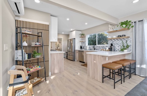 South Delridge House | Modern 3BR/2BA - Luxury King Suite.