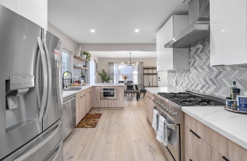 South Delridge House | Modern 3BR/2BA - Luxury King Suite.