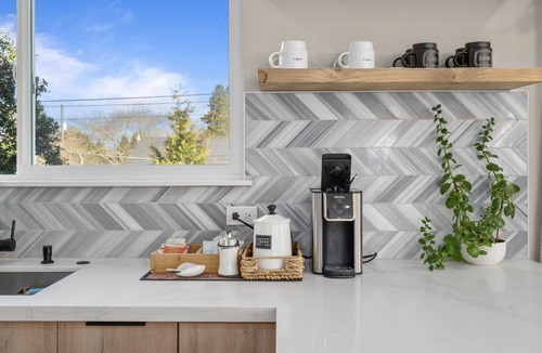 South Delridge House | Modern 3BR/2BA - Luxury King Suite.