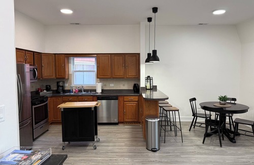 Bronzeville Apartment | Modern 3BR & 2BA Near McCormick & Downtown