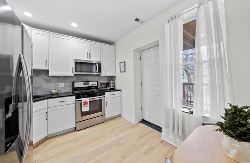 Albany Park Apartment | Modern 3BR/2BA Retreat with Deck, Grill, and 2GB Speed WiFi in Chicago!