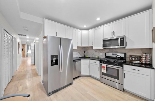 Albany Park Apartment | Modern 3BR/2BA Retreat with Deck, Grill, and 2GB Speed WiFi in Chicago!