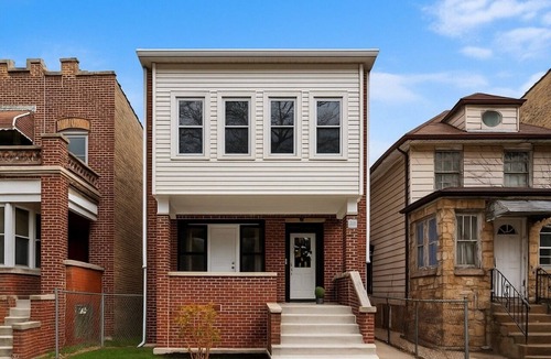 Albany Park Apartment | Modern 3BR/2BA Retreat with Deck, Grill, and 2GB Speed WiFi in Chicago!