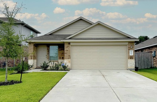 Montgomery County House | Modern 3br/2ba with 3 king beds · Pool · Pets OK!
