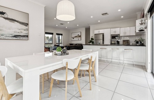 Enfield Hotel | Modern 3BR 2Bath 10min CBD Free Parking