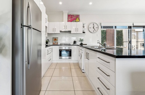 Enfield Hotel | Modern 3BR 2Bath 10min CBD Free Parking