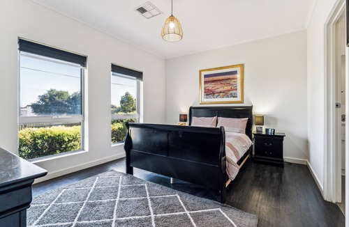 Enfield Hotel | Modern 3BR 2Bath 10min CBD Free Parking