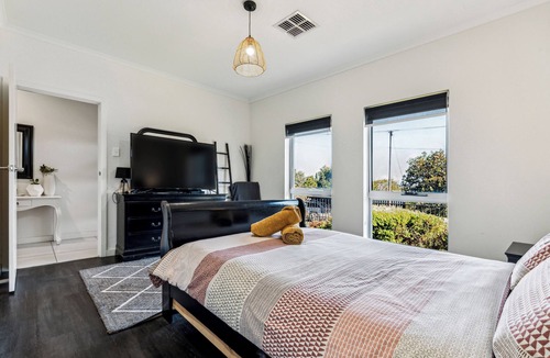 Enfield Hotel | Modern 3BR 2Bath 10min CBD Free Parking