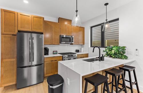 Detroit House | Modern 3BR 3BA - 1 Mile from Downtown - Private Parking