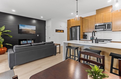 Detroit House | Modern 3BR 3BA - 1 Mile from Downtown - Private Parking