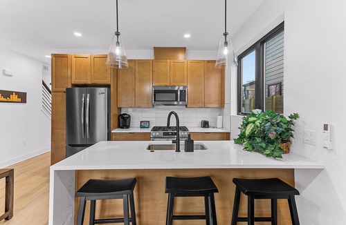 Detroit House | Modern 3BR 3BA - 1 Mile from Downtown - Private Parking