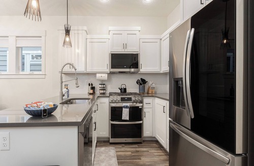 Veterans Park House | Modern 3BR/3BA Retreat Near Downtown