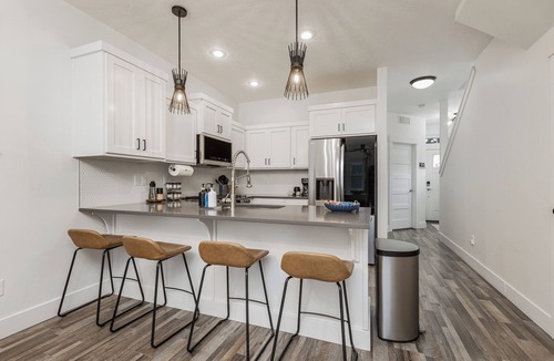 Veterans Park House | Modern 3BR/3BA Retreat Near Downtown