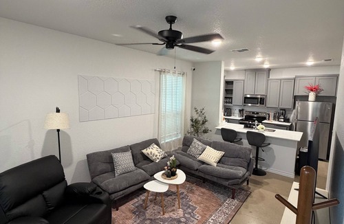Temple Apartment | Modern 3BR | 7-Min Walk to Baylor Scott & White and free parking!