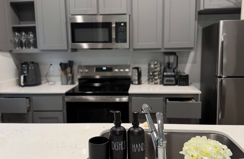Temple Apartment | Modern 3BR | 7-Min Walk to Baylor Scott & White and free parking!