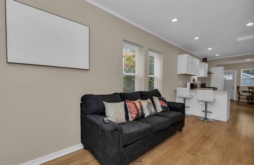 North Chicago House | Modern 3BR Apartment Near Navy Base And Six Flags.n