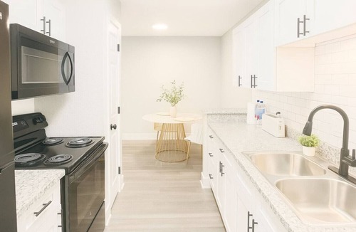 Garden Oaks Apartment | Modern 3BR Apt Pool+Gym+Free Parking Near Galleria
