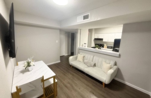 Garden Oaks Apartment | Modern 3BR Apt Pool+Gym+Free Parking Near Galleria